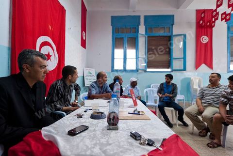 Dans l'ancien siège du RCD, ex parti de Ben Ali, cellule de Hammam Lif, réunion du comité de la protection de la Révolution tenu majoritairement par des membres du parti Ennahdha