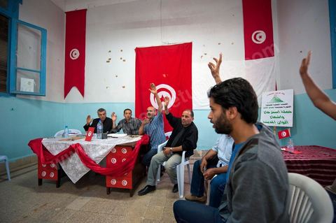 Dans l'ancien siège du RCD, ex parti de Ben Ali, cellule de Hammam Lif, réunion du comité de la protection de la Révolution tenu majoritairement par des membres du parti Ennahdha