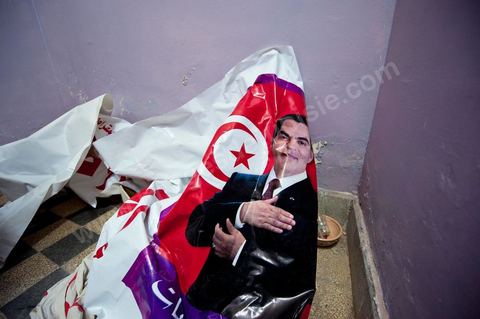 Dans l'ancien siège du RCD, ex parti de Ben Ali, cellule de Hammam Lif, une affiche de propagande l'ancien président Ben Ali