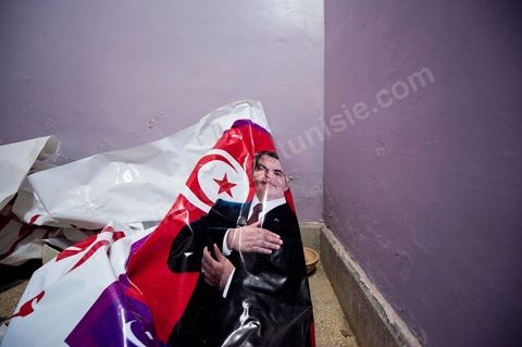 Dans l'ancien siège du RCD, ex parti de Ben Ali, cellule de Hammam Lif, une affiche de propagande l'ancien président Ben Ali