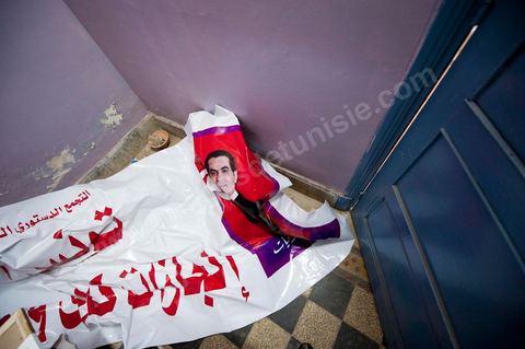 Dans l'ancien siège du RCD, ex parti de Ben Ali, cellule de Hammam Lif, une affiche de propagande l'ancien président Ben Ali