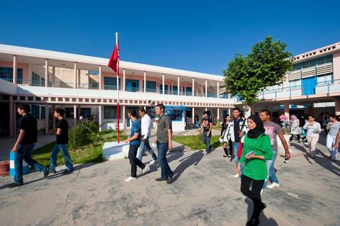 1er jour du Baccaluaréat au lycée de Hammam Lif, les lycéens rentrent en salle d'examen sous la surveillance de la police, des parents et des comités de protection de la révolution
