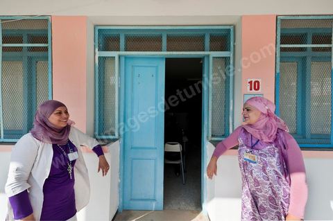 1er jour du Baccaluaréat au lycée de Hammam Lif, les lycéens rentrent en salle d'examen sous la surveillance de la police, des parents et des comités de protection de la révolution