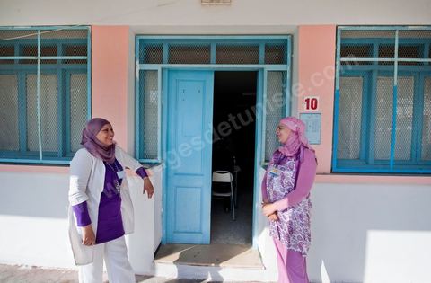 1er jour du Baccaluaréat au lycée de Hammam Lif, les lycéens rentrent en salle d'examen sous la surveillance de la police, des parents et des comités de protection de la révolution