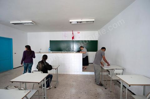 1er jour du Baccaluaréat au lycée de Hammam Lif, les lycéens rentrent en salle d'examen sous la surveillance de la police, des parents et des comités de protection de la révolution