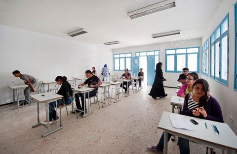 1er jour du Baccaluaréat au lycée de Hammam Lif, les lycéens rentrent en salle d'examen sous la surveillance de la police, des parents et des comités de protection de la révolution