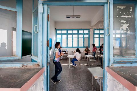 1er jour du Baccaluaréat au lycée de Hammam Lif, les lycéens rentrent en salle d'examen sous la surveillance de la police, des parents et des comités de protection de la révolution