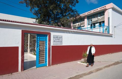 1er jour du Baccaluaréat au lycée de Hammam Lif, les lycéens rentrent en salle d'examen sous la surveillance de la police, des parents et des comités de protection de la révolution