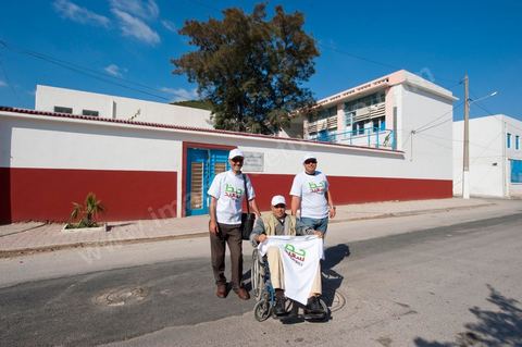 1er jour du Baccaluaréat au lycée de Hammam Lif, les lycéens rentrent en salle d'examen sous la surveillance de la police, des parents et des comités de protection de la révolution. ici des partsans du parti PDP.