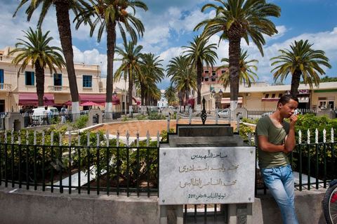 Sur la place principale de Hammam Lif plaque commémorative pour les deux personnes mortes lors des événements du 14 janvier 2011