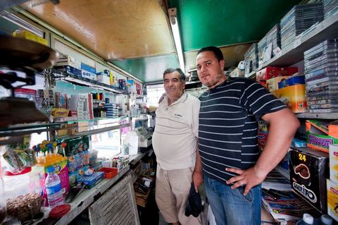Le père et le fils tenant un kiosque à tabac et journaux dasn la rue prinicpale de Hammam Lif