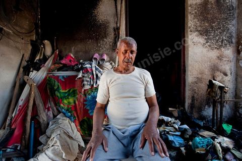 Homme de la tribu des Jeridiens dans sa maison incendiée dans le quartier des tripolitains lors des affrontements du 3 au 5 juin 2011 dans la ville de Metlaoui