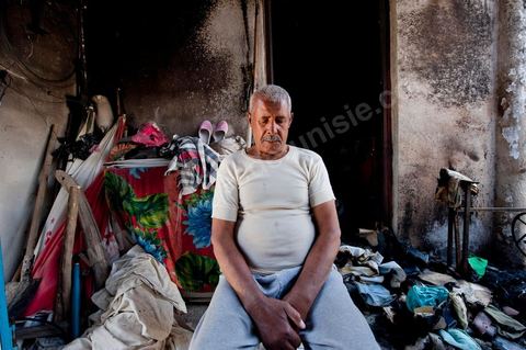 Homme de la tribu des Jeridiens dans sa maison incendiée dans le quartier des tripolitains lors des affrontements du 3 au 5 juin 2011 dans la ville de Metlaoui