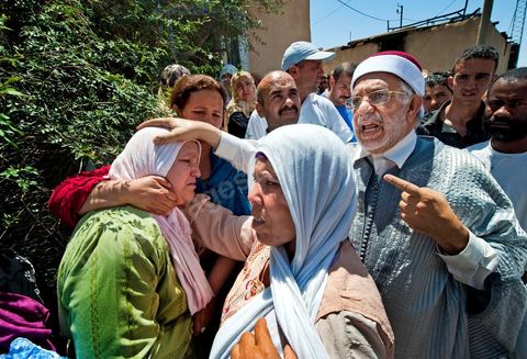 Le Cheikh Abdelfattah Mourou visite les familles endeuillées le vendredi 10 juin après les affrontements du 3 au 5 juin 2011 dans la ville de Metlaoui