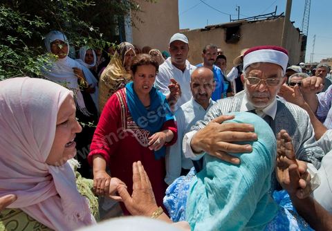 Le Cheikh Abdelfattah Mourou visite les familles endeuillées le vendredi 10 juin après les affrontements du 3 au 5 juin 2011 dans la ville de Metlaoui