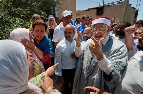 Le Cheikh Abdelfattah Mourou visite les familles endeuillées le vendredi 10 juin après les affrontements du 3 au 5 juin 2011 dans la ville de Metlaoui