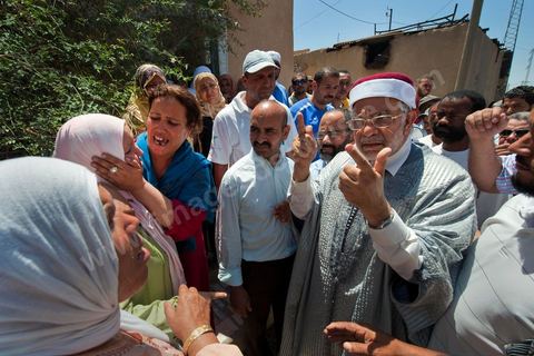 Le Cheikh Abdelfattah Mourou visite les familles endeuillées le vendredi 10 juin après les affrontements du 3 au 5 juin 2011 dans la ville de Metlaoui