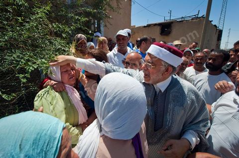Le Cheikh Abdelfattah Mourou visite les familles endeuillées le vendredi 10 juin après les affrontements du 3 au 5 juin 2011 dans la ville de Metlaoui