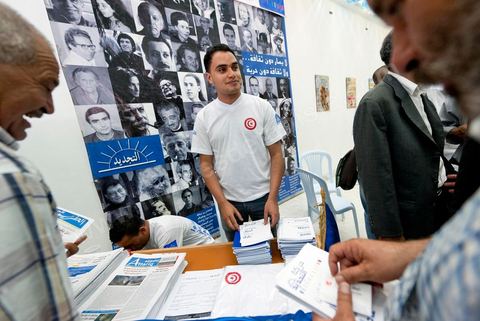 18 juin 2011 : jeunes militants du parti Ettajdid. Le Pôle Démocratique Moderniste organise sa première manifestation au Palais des Congrès à  Tunis. Cette manifestation vise d’une part à faire connaitre les principes et les objectifs du pôle et d’autre part donnera l’occasion aux partis et initiatives, membres du pôle, d’intervenir au cours de ce meeting :Cette manifestation s’inscrit dans le cadre de la participation du Pôle Démocratique Moderniste aux élections de l’Assemblée Constituante pour laquelle le pôle présentera des listes communes ayant pour objectif d’élaborer une constitution démocratique moderniste.Mouvement Ettajdid, Le Parti Socialiste de Gauche, Le Parti du Travail Patriotique et Démocratique, Le Mouvement des Patriotes Démocrates, L’Alliance Républicaine, Le Parti Avant-Garde Arabe Démocratique, Le Mouvement de la Citoyenneté et de la Justice, La Voix du Centre.