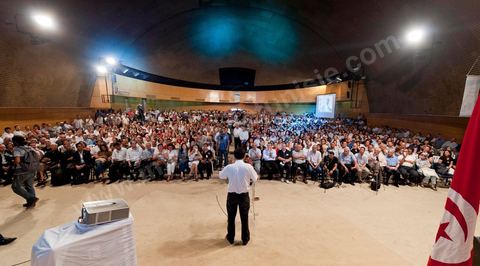 18 juin 2011 : Le Pôle Démocratique Moderniste organise sa première manifestation au Palais des Congrès à  Tunis. Cette manifestation vise d’une part à faire connaitre les principes et les objectifs du pôle et d’autre part donnera l’occasion aux partis et initiatives, membres du pôle, d’intervenir au cours de ce meeting.Cette manifestation s’inscrit dans le cadre de la participation du Pôle Démocratique Moderniste aux élections de l’Assemblée Constituante pour laquelle le pôle présentera des listes communes ayant pour objectif d’élaborer une constitution démocratique moderniste.Mouvement Ettajdid, Le Parti Socialiste de Gauche, Le Parti du Travail Patriotique et Démocratique, Le Mouvement des Patriotes Démocrates, L’Alliance Républicaine, Le Parti Avant-Garde Arabe Démocratique, Le Mouvement de la Citoyenneté et de la Justice, La Voix du Centre.