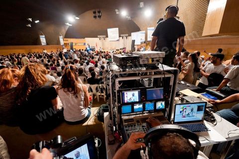 18 juin 2011 : Le Pôle Démocratique Moderniste organise sa première manifestation au Palais des Congrès à  Tunis. Cette manifestation vise d’une part à faire connaitre les principes et les objectifs du pôle et d’autre part donnera l’occasion aux partis et initiatives, membres du pôle, d’intervenir au cours de ce meeting.Cette manifestation s’inscrit dans le cadre de la participation du Pôle Démocratique Moderniste aux élections de l’Assemblée Constituante pour laquelle le pôle présentera des listes communes ayant pour objectif d’élaborer une constitution démocratique moderniste.Mouvement Ettajdid, Le Parti Socialiste de Gauche, Le Parti du Travail Patriotique et Démocratique, Le Mouvement des Patriotes Démocrates, L’Alliance Républicaine, Le Parti Avant-Garde Arabe Démocratique, Le Mouvement de la Citoyenneté et de la Justice, La Voix du Centre.