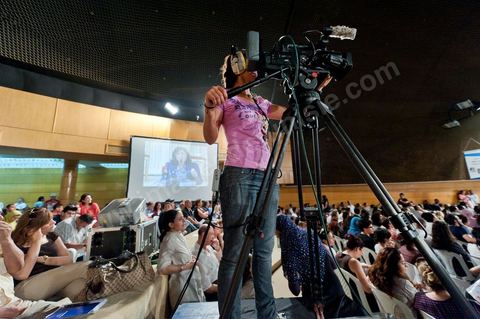 18 juin 2011 : Le Pôle Démocratique Moderniste organise sa première manifestation au Palais des Congrès à  Tunis. Cette manifestation vise d’une part à faire connaitre les principes et les objectifs du pôle et d’autre part donnera l’occasion aux partis et initiatives, membres du pôle, d’intervenir au cours de ce meeting.Cette manifestation s’inscrit dans le cadre de la participation du Pôle Démocratique Moderniste aux élections de l’Assemblée Constituante pour laquelle le pôle présentera des listes communes ayant pour objectif d’élaborer une constitution démocratique moderniste.Mouvement Ettajdid, Le Parti Socialiste de Gauche, Le Parti du Travail Patriotique et Démocratique, Le Mouvement des Patriotes Démocrates, L’Alliance Républicaine, Le Parti Avant-Garde Arabe Démocratique, Le Mouvement de la Citoyenneté et de la Justice, La Voix du Centre.