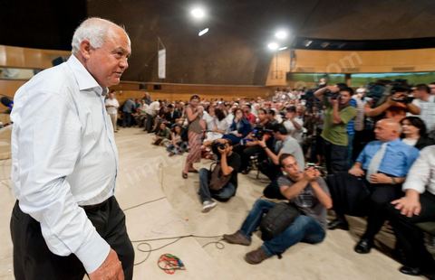 18 juin 2011 : Imed Brahim, leader du parti Ettajdid. Le Pôle Démocratique Moderniste organise sa première manifestation au Palais des Congrès à  Tunis. Cette manifestation vise d’une part à faire connaitre les principes et les objectifs du pôle et d’autre part donnera l’occasion aux partis et initiatives, membres du pôle, d’intervenir au cours de ce meeting. Cette manifestation s’inscrit dans le cadre de la participation du Pôle Démocratique Moderniste aux élections de l’Assemblée Constituante pour laquelle le pôle présentera des listes communes ayant pour objectif d’élaborer une constitution démocratique moderniste.Mouvement Ettajdid, Le Parti Socialiste de Gauche, Le Parti du Travail Patriotique et Démocratique, Le Mouvement des Patriotes Démocrates, L’Alliance Républicaine, Le Parti Avant-Garde Arabe Démocratique, Le Mouvement de la Citoyenneté et de la Justice, La Voix du Centre.