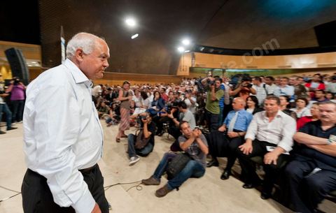18 juin 2011 : Imed Brahim, leader du parti Ettajdid. Le Pôle Démocratique Moderniste organise sa première manifestation au Palais des Congrès à  Tunis. Cette manifestation vise d’une part à faire connaitre les principes et les objectifs du pôle et d’autre part donnera l’occasion aux partis et initiatives, membres du pôle, d’intervenir au cours de ce meeting. Cette manifestation s’inscrit dans le cadre de la participation du Pôle Démocratique Moderniste aux élections de l’Assemblée Constituante pour laquelle le pôle présentera des listes communes ayant pour objectif d’élaborer une constitution démocratique moderniste.Mouvement Ettajdid, Le Parti Socialiste de Gauche, Le Parti du Travail Patriotique et Démocratique, Le Mouvement des Patriotes Démocrates, L’Alliance Républicaine, Le Parti Avant-Garde Arabe Démocratique, Le Mouvement de la Citoyenneté et de la Justice, La Voix du Centre.