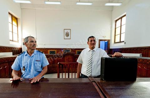 20 juin 2011 : Policiers et huissier avec la valise contenant la drogue trouvée dans le bureau de l'ancien Président. Tribunal de première Instance de Tunis, Chambre Criminelle, la justice tunisienne a entamé aujourd’hui le procès de Benali et de sa femme en son absence, cette audience est la première parmi les 93 procédures engagées contre le président déchu, dont 35 relèvent de la justice militaire.Le procès d’aujourd’hui concerne l'affaire du palais de Sidi Dherif où une importante quantité de devises et des bijoux de valeur ont été saisis. Ben Ali est également accusé de  détention d'armes et de possession de stupéfiants, saisis au palais de Carthage.  Il est passible de peines allant de 5 à 20 ans de prison. 