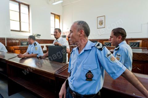 20 juin 2011 : Policiers et huissier avec la valise contenant la drogue trouvée dans le bureau de l'ancien Président. Tribunal de première Instance de Tunis, Chambre Criminelle, la justice tunisienne a entamé aujourd’hui le procès de Benali et de sa femme en son absence, cette audience est la première parmi les 93 procédures engagées contre le président déchu, dont 35 relèvent de la justice militaire.Le procès d’aujourd’hui concerne l'affaire du palais de Sidi Dherif où une importante quantité de devises et des bijoux de valeur ont été saisis. Ben Ali est également accusé de  détention d'armes et de possession de stupéfiants, saisis au palais de Carthage.  Il est passible de peines allant de 5 à 20 ans de prison. 