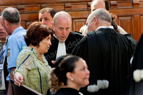 20 juin 2011 : Tribunal de première Instance de Tunis, Chambre Criminelle, la justice tunisienne a entamé aujourd’hui le procès de Benali et de sa femme en son absence, cette audience est la première parmi les 93 procédures engagées contre le président déchu, dont 35 relèvent de la justice militaire.Le procès d’aujourd’hui concerne l'affaire du palais de Sidi Dherif où une importante quantité de devises et des bijoux de valeur ont été saisis. Ben Ali est également accusé de  détention d'armes et de possession de stupéfiants, saisis au palais de Carthage.  Il est passible de peines allant de 5 à 20 ans de prison. 