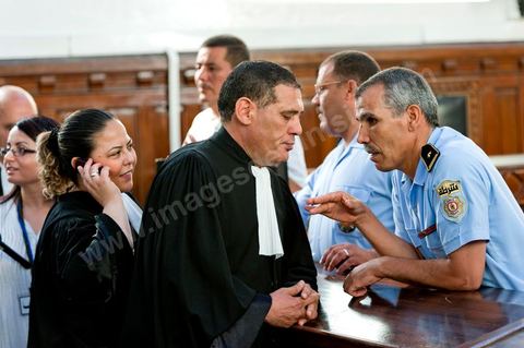 20 juin 2011 : L'un des avocats de la défense, Abdessatar Massoudi, au procès par contumace de l'ancien président tunisien, Zine el-Abidine Ben Ali et de son épouse. La défense de l'ex-président Ben Ali a demandé le report du procès par contumace de l'ancien homme fort de la Tunisie, qui s'est ouvert ce matin devant un tribunal de Tunis. Me Abdesattar Massoudi a présenté cette demande, destinée à donner aux avocats commis d'office le temps de préparer leur défense, après la lecture de l'acte d'accusation. Tribunal de première Instance de Tunis, Chambre Criminelle, la justice tunisienne a entamé aujourd’hui le procès de Benali et de sa femme en son absence, cette audience est la première parmi les 93 procédures engagées contre le président déchu, dont 35 relèvent de la justice militaire.Le procès d’aujourd’hui concerne l'affaire du palais de Sidi Dherif où une importante quantité de devises et des bijoux de valeur ont été saisis. Ben Ali est également accusé de  détention d'armes et de possession de stupéfiants, saisis au palais de Carthage.  Il est passible de peines allant de 5 à 20 ans de prison. 