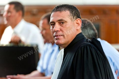20 juin 2011 : L'un des avocats de la défense, Abdessatar Massoudi, au procès par contumace de l'ancien président tunisien, Zine el-Abidine Ben Ali et de son épouse. La défense de l'ex-président Ben Ali a demandé le report du procès par contumace de l'ancien homme fort de la Tunisie, qui s'est ouvert ce matin devant un tribunal de Tunis. Me Abdesattar Massoudi a présenté cette demande, destinée à donner aux avocats commis d'office le temps de préparer leur défense, après la lecture de l'acte d'accusation. Tribunal de première Instance de Tunis, Chambre Criminelle, la justice tunisienne a entamé aujourd’hui le procès de Benali et de sa femme en son absence, cette audience est la première parmi les 93 procédures engagées contre le président déchu, dont 35 relèvent de la justice militaire.Le procès d’aujourd’hui concerne l'affaire du palais de Sidi Dherif où une importante quantité de devises et des bijoux de valeur ont été saisis. Ben Ali est également accusé de  détention d'armes et de possession de stupéfiants, saisis au palais de Carthage.  Il est passible de peines allant de 5 à 20 ans de prison. 