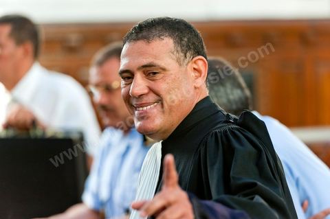 20 juin 2011 : L'un des avocats de la défense, Abdessatar Massoudi, au procès par contumace de l'ancien président tunisien, Zine el-Abidine Ben Ali et de son épouse. La défense de l'ex-président Ben Ali a demandé le report du procès par contumace de l'ancien homme fort de la Tunisie, qui s'est ouvert ce matin devant un tribunal de Tunis. Me Abdesattar Massoudi a présenté cette demande, destinée à donner aux avocats commis d'office le temps de préparer leur défense, après la lecture de l'acte d'accusation. Tribunal de première Instance de Tunis, Chambre Criminelle, la justice tunisienne a entamé aujourd’hui le procès de Benali et de sa femme en son absence, cette audience est la première parmi les 93 procédures engagées contre le président déchu, dont 35 relèvent de la justice militaire.Le procès d’aujourd’hui concerne l'affaire du palais de Sidi Dherif où une importante quantité de devises et des bijoux de valeur ont été saisis. Ben Ali est également accusé de  détention d'armes et de possession de stupéfiants, saisis au palais de Carthage.  Il est passible de peines allant de 5 à 20 ans de prison. 