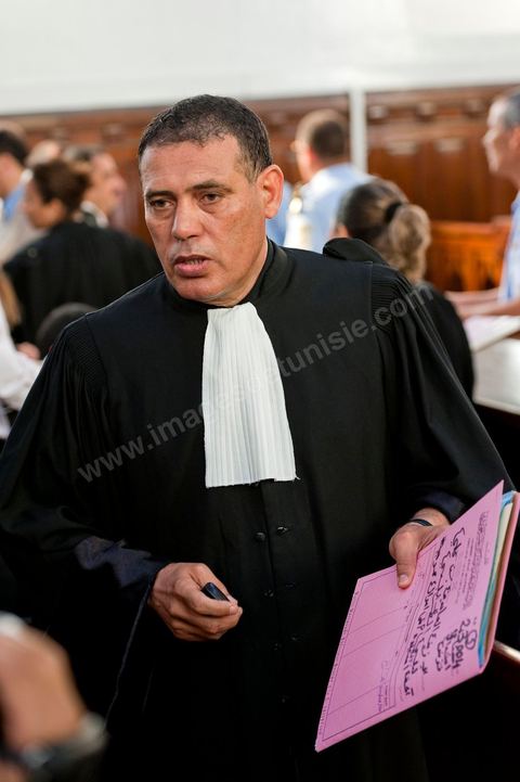 20 juin 2011 : L'un des avocats de la défense, Abdessatar Massoudi, au procès par contumace de l'ancien président tunisien, Zine el-Abidine Ben Ali et de son épouse. La défense de l'ex-président Ben Ali a demandé le report du procès par contumace de l'ancien homme fort de la Tunisie, qui s'est ouvert ce matin devant un tribunal de Tunis. Me Abdesattar Massoudi a présenté cette demande, destinée à donner aux avocats commis d'office le temps de préparer leur défense, après la lecture de l'acte d'accusation. Tribunal de première Instance de Tunis, Chambre Criminelle, la justice tunisienne a entamé aujourd’hui le procès de Benali et de sa femme en son absence, cette audience est la première parmi les 93 procédures engagées contre le président déchu, dont 35 relèvent de la justice militaire.Le procès d’aujourd’hui concerne l'affaire du palais de Sidi Dherif où une importante quantité de devises et des bijoux de valeur ont été saisis. Ben Ali est également accusé de  détention d'armes et de possession de stupéfiants, saisis au palais de Carthage.  Il est passible de peines allant de 5 à 20 ans de prison. 