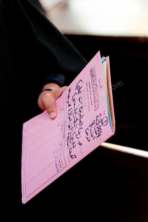 20 juin 2011 : L'un des avocats de la défense, Abdessatar Massoudi, au procès par contumace de l'ancien président tunisien, Zine el-Abidine Ben Ali et de son épouse. La défense de l'ex-président Ben Ali a demandé le report du procès par contumace de l'ancien homme fort de la Tunisie, qui s'est ouvert ce matin devant un tribunal de Tunis. Me Abdesattar Massoudi a présenté cette demande, destinée à donner aux avocats commis d'office le temps de préparer leur défense, après la lecture de l'acte d'accusation. Tribunal de première Instance de Tunis, Chambre Criminelle, la justice tunisienne a entamé aujourd’hui le procès de Benali et de sa femme en son absence, cette audience est la première parmi les 93 procédures engagées contre le président déchu, dont 35 relèvent de la justice militaire.Le procès d’aujourd’hui concerne l'affaire du palais de Sidi Dherif où une importante quantité de devises et des bijoux de valeur ont été saisis. Ben Ali est également accusé de  détention d'armes et de possession de stupéfiants, saisis au palais de Carthage.  Il est passible de peines allant de 5 à 20 ans de prison. 