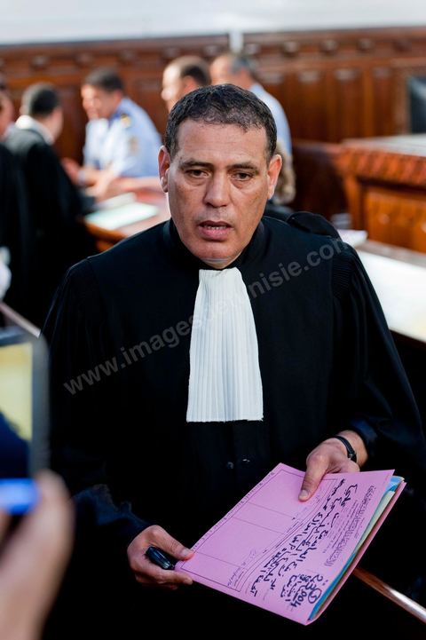 20 juin 2011 : L'un des avocats de la défense, Abdessatar Massoudi, au procès par contumace de l'ancien président tunisien, Zine el-Abidine Ben Ali et de son épouse. La défense de l'ex-président Ben Ali a demandé le report du procès par contumace de l'ancien homme fort de la Tunisie, qui s'est ouvert ce matin devant un tribunal de Tunis. Me Abdesattar Massoudi a présenté cette demande, destinée à donner aux avocats commis d'office le temps de préparer leur défense, après la lecture de l'acte d'accusation. Tribunal de première Instance de Tunis, Chambre Criminelle, la justice tunisienne a entamé aujourd’hui le procès de Benali et de sa femme en son absence, cette audience est la première parmi les 93 procédures engagées contre le président déchu, dont 35 relèvent de la justice militaire.Le procès d’aujourd’hui concerne l'affaire du palais de Sidi Dherif où une importante quantité de devises et des bijoux de valeur ont été saisis. Ben Ali est également accusé de  détention d'armes et de possession de stupéfiants, saisis au palais de Carthage.  Il est passible de peines allant de 5 à 20 ans de prison. 