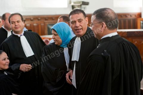 20 juin 2011 : L'un des avocats de la défense, Abdessatar Massoudi, au procès par contumace de l'ancien président tunisien, Zine el-Abidine Ben Ali et de son épouse. La défense de l'ex-président Ben Ali a demandé le report du procès par contumace de l'ancien homme fort de la Tunisie, qui s'est ouvert ce matin devant un tribunal de Tunis. Me Abdesattar Massoudi a présenté cette demande, destinée à donner aux avocats commis d'office le temps de préparer leur défense, après la lecture de l'acte d'accusation. Tribunal de première Instance de Tunis, Chambre Criminelle, la justice tunisienne a entamé aujourd’hui le procès de Benali et de sa femme en son absence, cette audience est la première parmi les 93 procédures engagées contre le président déchu, dont 35 relèvent de la justice militaire.Le procès d’aujourd’hui concerne l'affaire du palais de Sidi Dherif où une importante quantité de devises et des bijoux de valeur ont été saisis. Ben Ali est également accusé de  détention d'armes et de possession de stupéfiants, saisis au palais de Carthage.  Il est passible de peines allant de 5 à 20 ans de prison. 