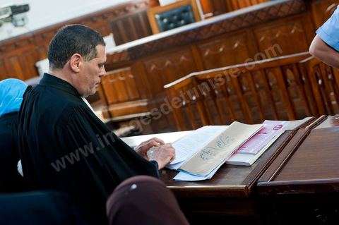 20 juin 2011 : L'un des avocats de la défense, Abdessatar Massoudi, au procès par contumace de l'ancien président tunisien, Zine el-Abidine Ben Ali et de son épouse. La défense de l'ex-président Ben Ali a demandé le report du procès par contumace de l'ancien homme fort de la Tunisie, qui s'est ouvert ce matin devant un tribunal de Tunis. Me Abdesattar Massoudi a présenté cette demande, destinée à donner aux avocats commis d'office le temps de préparer leur défense, après la lecture de l'acte d'accusation. Tribunal de première Instance de Tunis, Chambre Criminelle, la justice tunisienne a entamé aujourd’hui le procès de Benali et de sa femme en son absence, cette audience est la première parmi les 93 procédures engagées contre le président déchu, dont 35 relèvent de la justice militaire.Le procès d’aujourd’hui concerne l'affaire du palais de Sidi Dherif où une importante quantité de devises et des bijoux de valeur ont été saisis. Ben Ali est également accusé de  détention d'armes et de possession de stupéfiants, saisis au palais de Carthage.  Il est passible de peines allant de 5 à 20 ans de prison. 