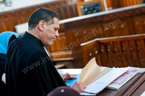 20 juin 2011 : L'un des avocats de la défense, Abdessatar Massoudi, au procès par contumace de l'ancien président tunisien, Zine el-Abidine Ben Ali et de son épouse. La défense de l'ex-président Ben Ali a demandé le report du procès par contumace de l'ancien homme fort de la Tunisie, qui s'est ouvert ce matin devant un tribunal de Tunis. Me Abdesattar Massoudi a présenté cette demande, destinée à donner aux avocats commis d'office le temps de préparer leur défense, après la lecture de l'acte d'accusation. Tribunal de première Instance de Tunis, Chambre Criminelle, la justice tunisienne a entamé aujourd’hui le procès de Benali et de sa femme en son absence, cette audience est la première parmi les 93 procédures engagées contre le président déchu, dont 35 relèvent de la justice militaire.Le procès d’aujourd’hui concerne l'affaire du palais de Sidi Dherif où une importante quantité de devises et des bijoux de valeur ont été saisis. Ben Ali est également accusé de  détention d'armes et de possession de stupéfiants, saisis au palais de Carthage.  Il est passible de peines allant de 5 à 20 ans de prison. 