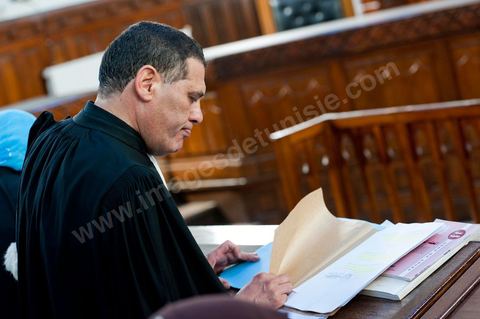 20 juin 2011 : L'un des avocats de la défense, Abdessatar Massoudi, au procès par contumace de l'ancien président tunisien, Zine el-Abidine Ben Ali et de son épouse. La défense de l'ex-président Ben Ali a demandé le report du procès par contumace de l'ancien homme fort de la Tunisie, qui s'est ouvert ce matin devant un tribunal de Tunis. Me Abdesattar Massoudi a présenté cette demande, destinée à donner aux avocats commis d'office le temps de préparer leur défense, après la lecture de l'acte d'accusation. Tribunal de première Instance de Tunis, Chambre Criminelle, la justice tunisienne a entamé aujourd’hui le procès de Benali et de sa femme en son absence, cette audience est la première parmi les 93 procédures engagées contre le président déchu, dont 35 relèvent de la justice militaire.Le procès d’aujourd’hui concerne l'affaire du palais de Sidi Dherif où une importante quantité de devises et des bijoux de valeur ont été saisis. Ben Ali est également accusé de  détention d'armes et de possession de stupéfiants, saisis au palais de Carthage.  Il est passible de peines allant de 5 à 20 ans de prison. 