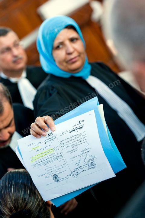 20 juin 2011 : L'une des avocats de la défense, au procès par contumace de l'ancien président tunisien, Zine el-Abidine Ben Ali et de son épouse présentant la convocation au tribuanl du Président déchu.Tribunal de première Instance de Tunis, Chambre 10, la justice tunisienne a entamé aujourd’hui le procès de Benali et de sa femme en son absence, cette audience est la première parmi les 93 procédures engagées contre le président déchu, dont 35 relèvent de la justice militaire.Le procès d’aujourd’hui concerne l'affaire du palais de Sidi Dherif où une importante quantité de devises et des bijoux de valeur ont été saisis. Ben Ali est également accusé de  détention d'armes et de possession de stupéfiants, saisis au palais de Carthage.  Il est passible de peines allant de 5 à 20 ans de prison. 
