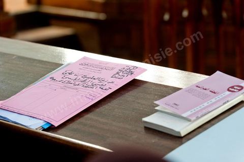 20 juin 2011 : dossier de la défense au procès du président déchu. Tribunal de première Instance de Tunis, Chambre criminelle, la justice tunisienne a entamé aujourd’hui le procès de Benali et de sa femme en son absence, cette audience est la première parmi les 93 procédures engagées contre le président déchu, dont 35 relèvent de la justice militaire.Le procès d’aujourd’hui concerne l'affaire du palais de Sidi Dherif où une importante quantité de devises et des bijoux de valeur ont été saisis. Ben Ali est également accusé de  détention d'armes et de possession de stupéfiants, saisis au palais de Carthage.  Il est passible de peines allant de 5 à 20 ans de prison. 