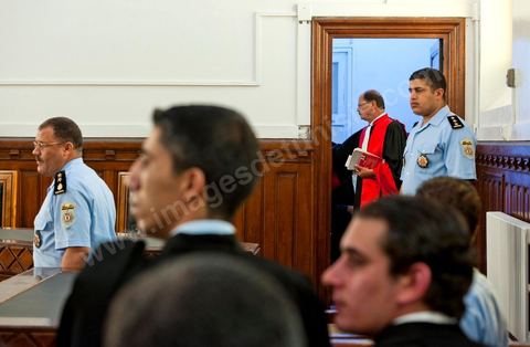 20 juin 2011 : Le juge Touhami Hafian a indiqué que le procès commencerait par la lecture des charges pesant contre Ben Ali, à savoir la possession illégale de drogues, d'armes, de devises étrangères, de bijoux et d'objets archéologiques.Tribunal de première Instance de Tunis, Chambre criminelle, la justice tunisienne a entamé aujourd’hui le procès de Benali et de sa femme en son absence, cette audience est la première parmi les 93 procédures engagées contre le président déchu, dont 35 relèvent de la justice militaire.Le procès d’aujourd’hui concerne l'affaire du palais de Sidi Dherif où une importante quantité de devises et des bijoux de valeur ont été saisis. Ben Ali est également accusé de  détention d'armes et de possession de stupéfiants, saisis au palais de Carthage.  Il est passible de peines allant de 5 à 20 ans de prison. 