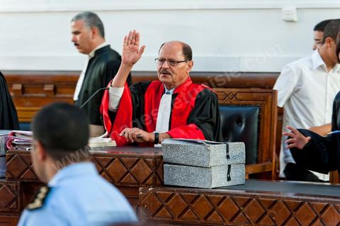 20 juin 2011 : Le juge Touhami Hafian a indiqué que le procès commencerait par la lecture des charges pesant contre Ben Ali, à savoir la possession illégale de drogues, d'armes, de devises étrangères, de bijoux et d'objets archéologiques.Tribunal de première Instance de Tunis, Chambre criminelle, la justice tunisienne a entamé aujourd’hui le procès de Benali et de sa femme en son absence, cette audience est la première parmi les 93 procédures engagées contre le président déchu, dont 35 relèvent de la justice militaire.Le procès d’aujourd’hui concerne l'affaire du palais de Sidi Dherif où une importante quantité de devises et des bijoux de valeur ont été saisis. Ben Ali est également accusé de  détention d'armes et de possession de stupéfiants, saisis au palais de Carthage.  Il est passible de peines allant de 5 à 20 ans de prison. 