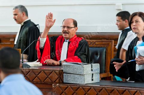 20 juin 2011 : Le juge Touhami Hafian a indiqué que le procès commencerait par la lecture des charges pesant contre Ben Ali, à savoir la possession illégale de drogues, d'armes, de devises étrangères, de bijoux et d'objets archéologiques.Tribunal de première Instance de Tunis, Chambre criminelle, la justice tunisienne a entamé aujourd’hui le procès de Benali et de sa femme en son absence, cette audience est la première parmi les 93 procédures engagées contre le président déchu, dont 35 relèvent de la justice militaire.Le procès d’aujourd’hui concerne l'affaire du palais de Sidi Dherif où une importante quantité de devises et des bijoux de valeur ont été saisis. Ben Ali est également accusé de  détention d'armes et de possession de stupéfiants, saisis au palais de Carthage.  Il est passible de peines allant de 5 à 20 ans de prison. 