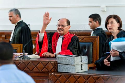 20 juin 2011 : Le juge Touhami Hafian a indiqué que le procès commencerait par la lecture des charges pesant contre Ben Ali, à savoir la possession illégale de drogues, d'armes, de devises étrangères, de bijoux et d'objets archéologiques.Tribunal de première Instance de Tunis, Chambre criminelle, la justice tunisienne a entamé aujourd’hui le procès de Benali et de sa femme en son absence, cette audience est la première parmi les 93 procédures engagées contre le président déchu, dont 35 relèvent de la justice militaire.Le procès d’aujourd’hui concerne l'affaire du palais de Sidi Dherif où une importante quantité de devises et des bijoux de valeur ont été saisis. Ben Ali est également accusé de  détention d'armes et de possession de stupéfiants, saisis au palais de Carthage.  Il est passible de peines allant de 5 à 20 ans de prison. 