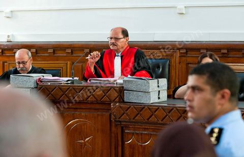 20 juin 2011 : Le juge Touhami Hafian a indiqué que le procès commencerait par la lecture des charges pesant contre Ben Ali, à savoir la possession illégale de drogues, d'armes, de devises étrangères, de bijoux et d'objets archéologiques.Tribunal de première Instance de Tunis, Chambre criminelle, la justice tunisienne a entamé aujourd’hui le procès de Benali et de sa femme en son absence, cette audience est la première parmi les 93 procédures engagées contre le président déchu, dont 35 relèvent de la justice militaire.Le procès d’aujourd’hui concerne l'affaire du palais de Sidi Dherif où une importante quantité de devises et des bijoux de valeur ont été saisis. Ben Ali est également accusé de  détention d'armes et de possession de stupéfiants, saisis au palais de Carthage.  Il est passible de peines allant de 5 à 20 ans de prison. 