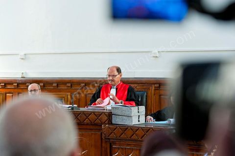 20 juin 2011 : Le juge Touhami Hafian a indiqué que le procès commencerait par la lecture des charges pesant contre Ben Ali, à savoir la possession illégale de drogues, d'armes, de devises étrangères, de bijoux et d'objets archéologiques.Tribunal de première Instance de Tunis, Chambre criminelle, la justice tunisienne a entamé aujourd’hui le procès de Benali et de sa femme en son absence, cette audience est la première parmi les 93 procédures engagées contre le président déchu, dont 35 relèvent de la justice militaire.Le procès d’aujourd’hui concerne l'affaire du palais de Sidi Dherif où une importante quantité de devises et des bijoux de valeur ont été saisis. Ben Ali est également accusé de  détention d'armes et de possession de stupéfiants, saisis au palais de Carthage.  Il est passible de peines allant de 5 à 20 ans de prison. 