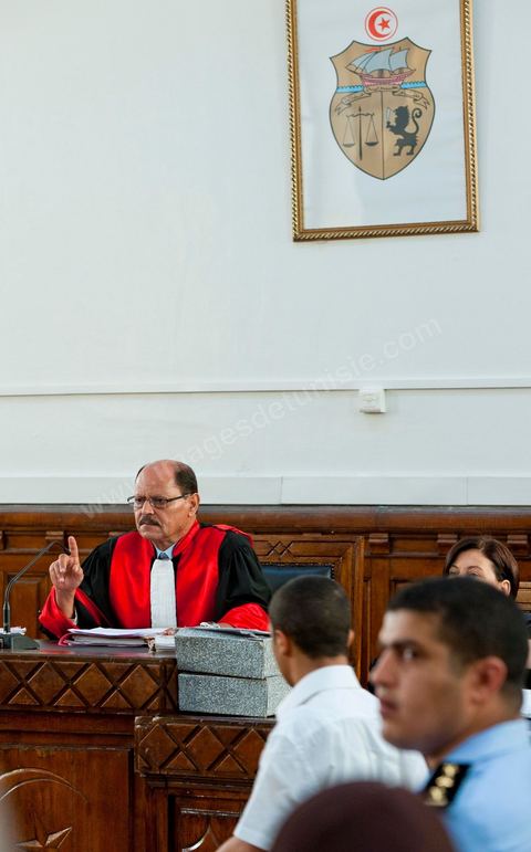 20 juin 2011 : Le juge Touhami Hafian a indiqué que le procès commencerait par la lecture des charges pesant contre Ben Ali, à savoir la possession illégale de drogues, d'armes, de devises étrangères, de bijoux et d'objets archéologiques.Tribunal de première Instance de Tunis, Chambre criminelle, la justice tunisienne a entamé aujourd’hui le procès de Benali et de sa femme en son absence, cette audience est la première parmi les 93 procédures engagées contre le président déchu, dont 35 relèvent de la justice militaire.Le procès d’aujourd’hui concerne l'affaire du palais de Sidi Dherif où une importante quantité de devises et des bijoux de valeur ont été saisis. Ben Ali est également accusé de  détention d'armes et de possession de stupéfiants, saisis au palais de Carthage.  Il est passible de peines allant de 5 à 20 ans de prison. 